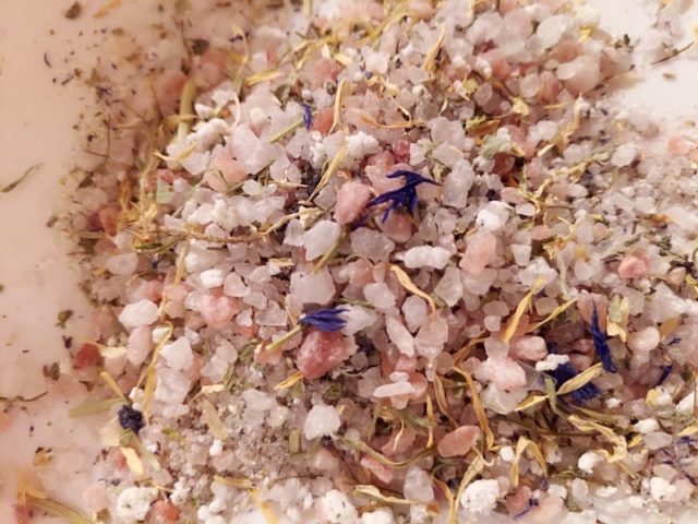 Tee puutarhurin väsyneet jalat kesyttävä jalkakylpy