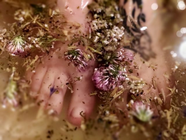 Tee puutarhurin väsyneet jalat kesyttävä jalkakylpy