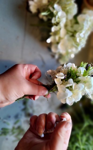 Haluaisitko oppia tekemään lumoavan kukkaseppeleen?