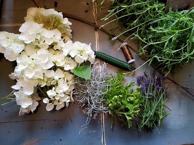 Haluaisitko oppia tekemään lumoavan kukkaseppeleen?