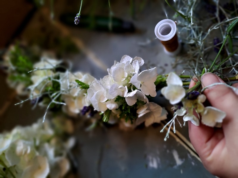 Haluaisitko oppia tekemään lumoavan kukkaseppeleen?