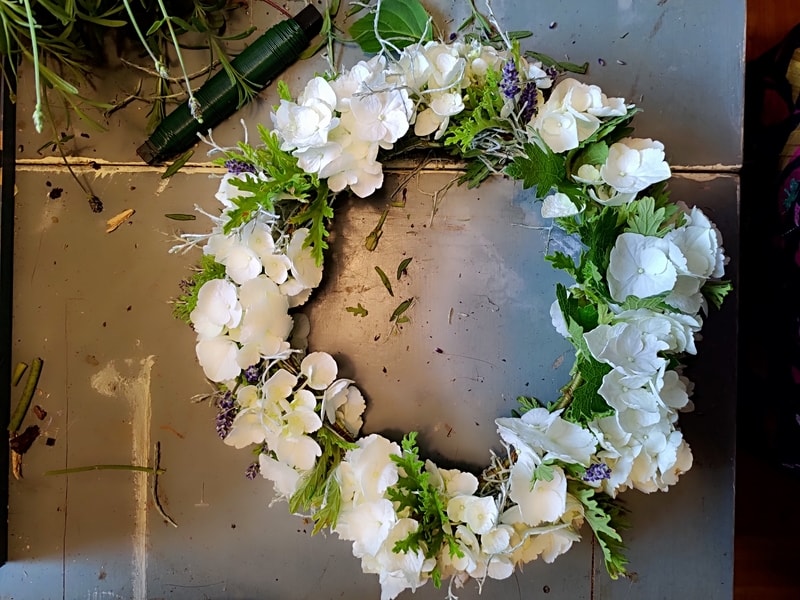 Haluaisitko oppia tekemään lumoavan kukkaseppeleen?