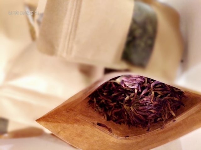 Säilö kesän maut ja tuoksut villin yrttijuoman muodossa