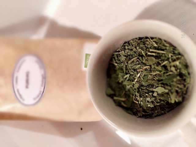 Säilö kesän maut ja tuoksut villin yrttijuoman muodossa