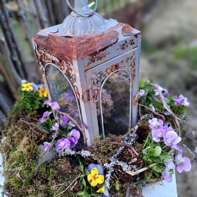 Näin teet kukkivan ja pitkään kukoistavan kevätkranssin